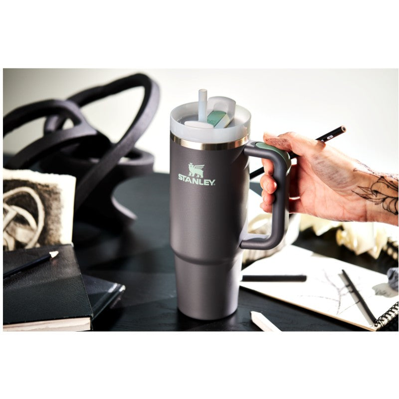 Termo Stanley Flowst Tumbler Charcoal Manija Gris Oscuro | Outdoor Adventure Colombia