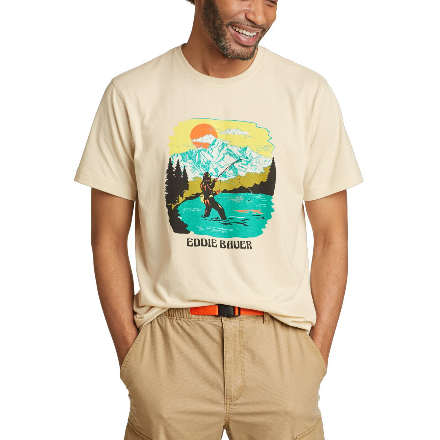 Camiseta Eddie Bauer Squatch Fisherman Hombre Crema | Outdoor Adventure Colombia