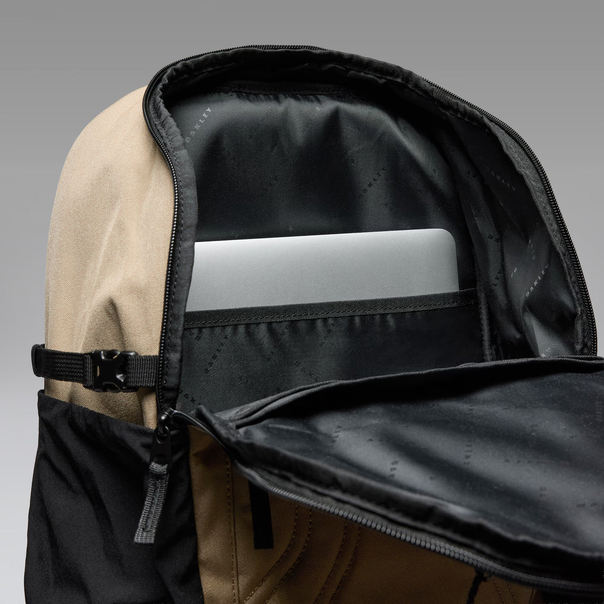 MORRALES/ OAKLEY BACKPACK / OAKLEY